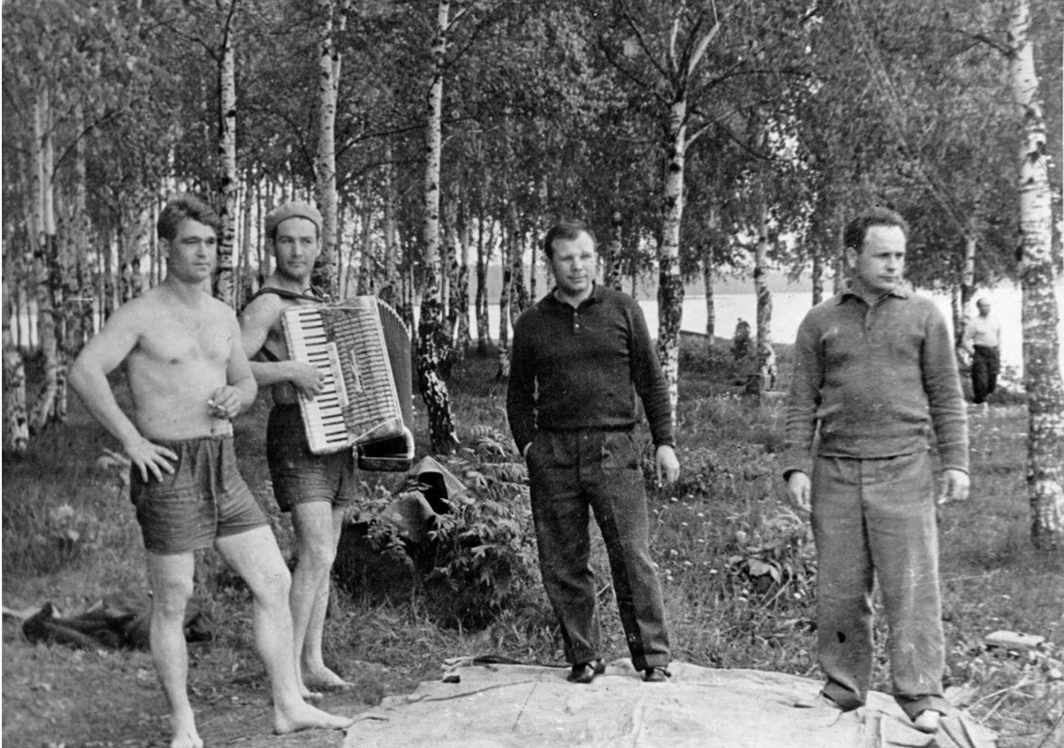 Ông Gagarin cùng bạn bè đàn hát, trò chuyện.
