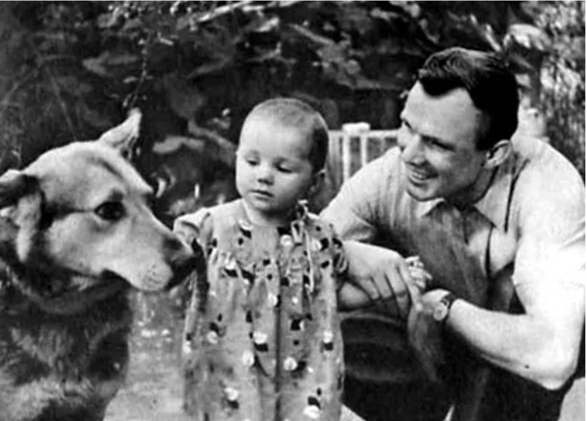 Gương mặt hạnh phúc của phi hành gia Gagarin khi ở bên con gái.