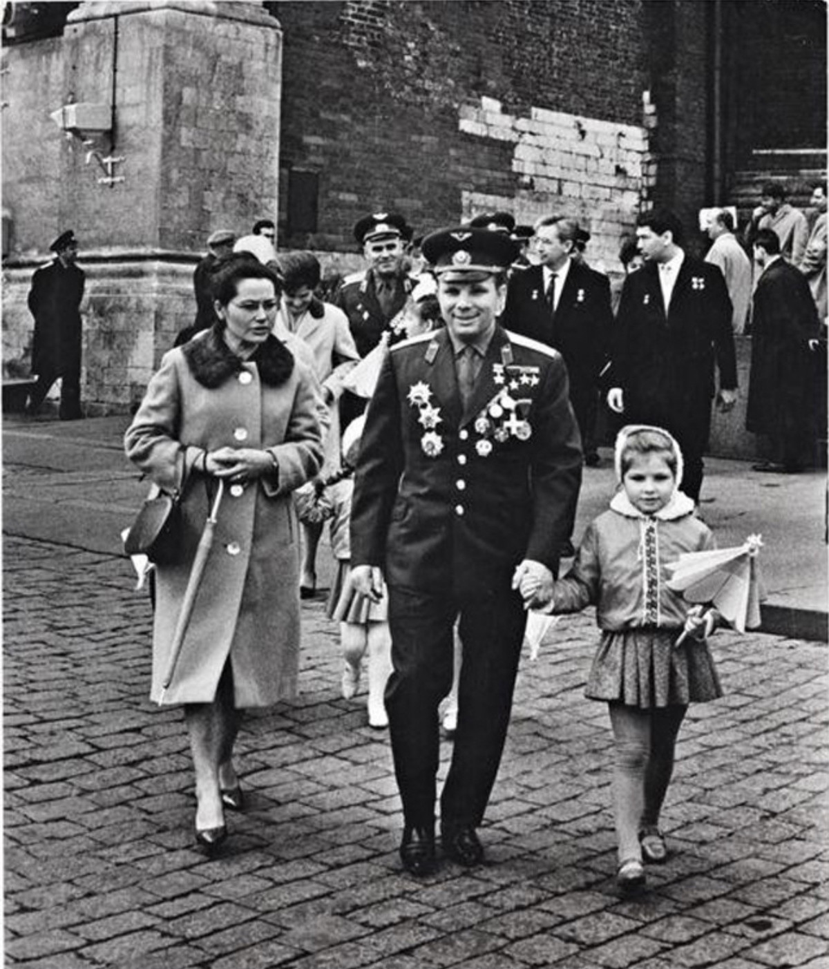 Phi hành gia Gagarin dắt con gái cùng tham dự một sự kiện được tổ chức long trọng.