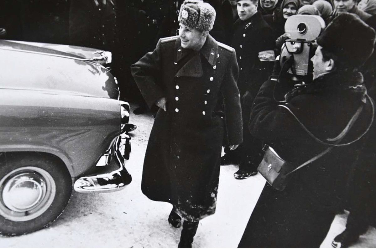 Khi 27 tuổi, phi hành gia Liên Xô Yuri Gagarin lập kỷ lục ấn tượng. Ông trở thành người đầu tiên bay vào vũ trụ trên tàu Vostok I vào ngày 12/4/1961. Sau khi trở về, ông được trao tặng nhiều huân chương, danh hiệu cao quý cũng như được mọi người chào đón nồng nhiệt.