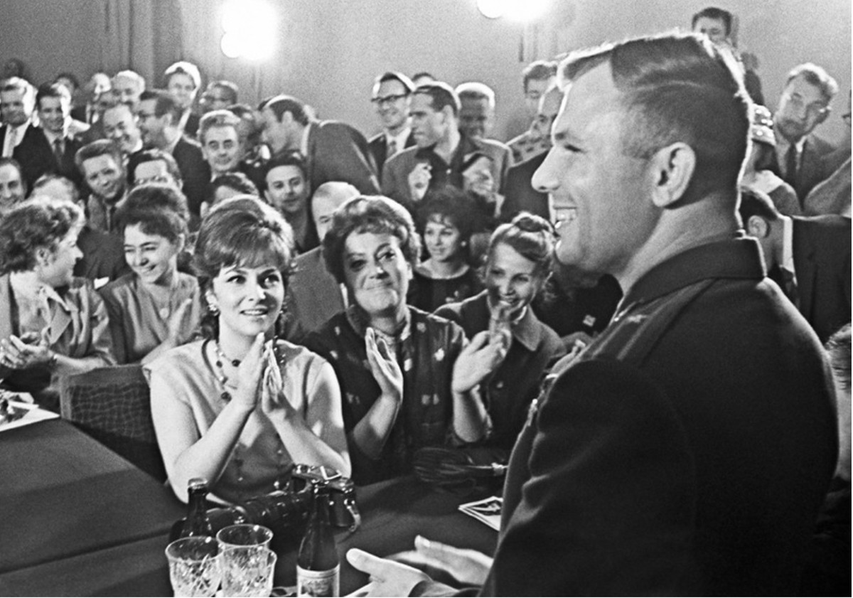 Phi hành gia Gagarin có bài phát biểu trước công chúng về sứ mệnh lịch sử của mình.