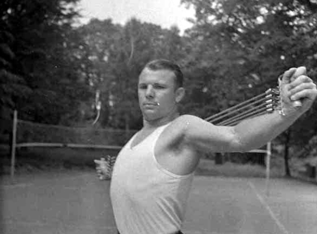 Gagarin luyện tập thể lực để có cơ thể khỏe mạnh, dẻo dai.