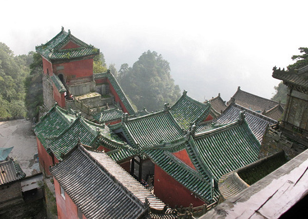 Thêm nữa, núi Võ Đang là nơi lưu giữ hơn 7.400 di tích văn hóa quý giá, đặc biệt là những di sản văn vật Đạo giáo nổi tiếng. Đây là một trong những điểm thu hút khách du lịch ghé thăm ngọn núi này.