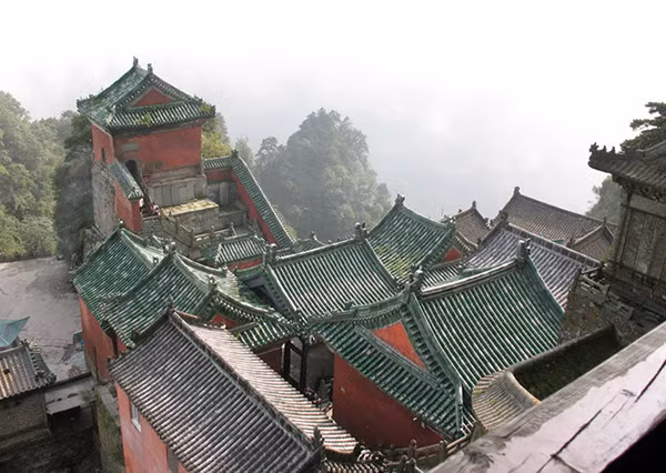 Thêm nữa, núi Võ Đang là nơi lưu giữ hơn 7.400 di tích văn hóa quý giá, đặc biệt là những di sản văn vật Đạo giáo nổi tiếng. Đây là một trong những điểm thu hút khách du lịch ghé thăm ngọn núi này.