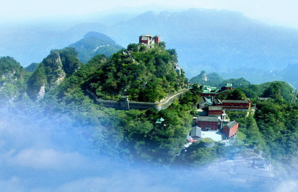 Võ Đang có 72 đỉnh núi dốc nằm kề nhau. Từ thời nhà Hán, các giáo sĩ đã coi Võ Đang là "vùng đất thánh" của Đạo giáo. Theo đó, hàng nghìn người đã đến đây để học tập và tu luyện.