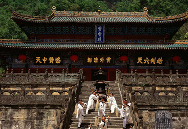 Trong đoạn đường dài khoảng 70 km từ chân núi Võ Đang lên tới đỉnh núi có 32 đền thờ Đạo giáo. Những đền thờ này chủ yếu được xây dựng theo lối kiến trúc của thời nhà Nguyên, Minh và Thanh.