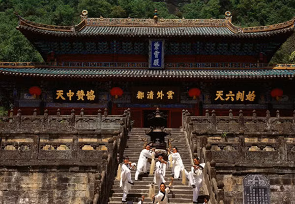 Trong đoạn đường dài khoảng 70 km từ chân núi Võ Đang lên tới đỉnh núi có 32 đền thờ Đạo giáo. Những đền thờ này chủ yếu được xây dựng theo lối kiến trúc của thời nhà Nguyên, Minh và Thanh.