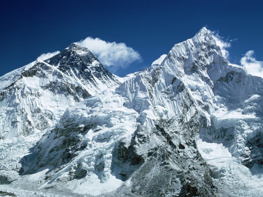 Theo các chuyên gia, hơn 50.000 sông băng được hình thành trên đỉnh Everest trong suốt hàng nghìn năm. Trong đó, South Col là sông băng cao nhất trên đỉnh Everest khi nằm ở độ cao khoảng 8.000m so với mực nước biển.