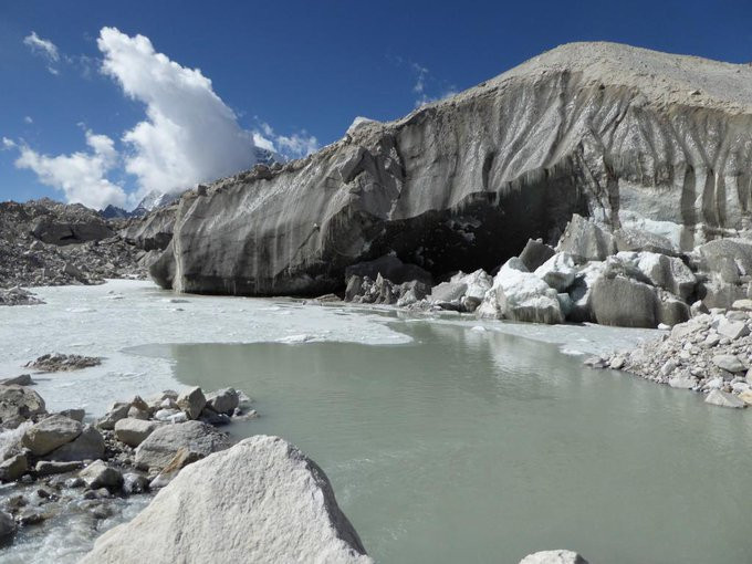 Cụ thể, các chuyên gia cho rằng, khi các sông băng trên đỉnh Everest tan chảy với tốc độ cực nhanh, đỉnh Everest và những cộng đồng dân cư sống gần đó sẽ bị ảnh hưởng nghiêm trọng.