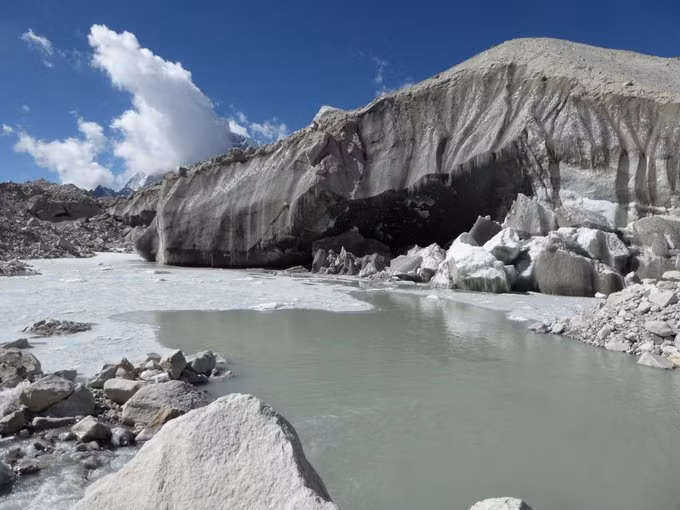 Cụ thể, các chuyên gia cho rằng, khi các sông băng trên đỉnh Everest tan chảy với tốc độ cực nhanh, đỉnh Everest và những cộng đồng dân cư sống gần đó sẽ bị ảnh hưởng nghiêm trọng.