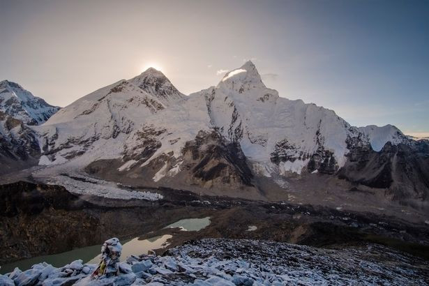 Tiếp đến, khi biến đổi khí hậu làm tăng tốc độ tan chảy của các sông băng trên đỉnh Everest, lưu lượng nước tăng lên sẽ gây ra lũ lụt dưới hạ lưu và lũ hồ băng.