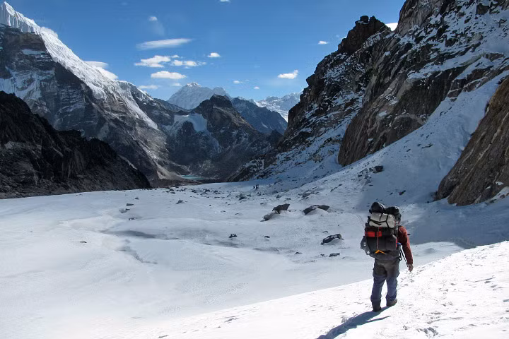 Việc các sông băng tan chảy có thể dẫn đến nhiều vụ tuyết lở nguy hiểm xảy ra ở trên đỉnh Everest.