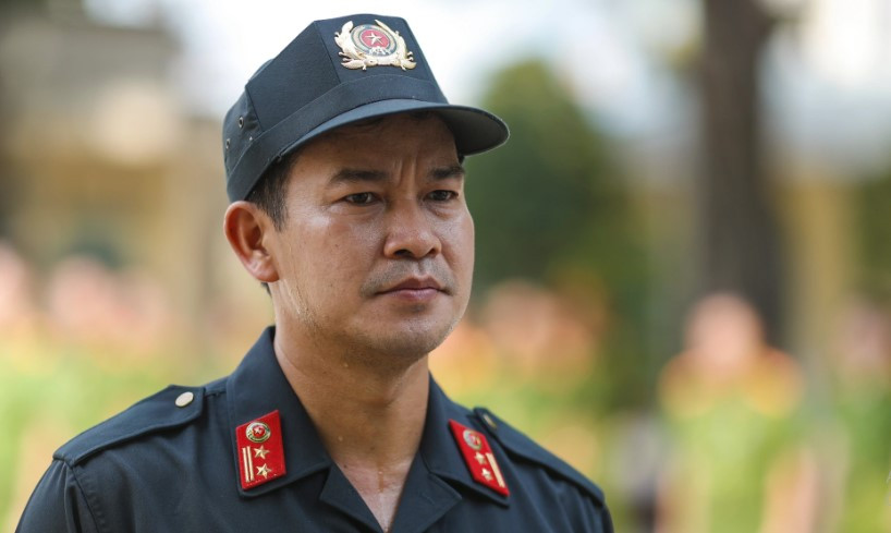 Trung tá Võ Văn Phong, Phó Trung đoàn trưởng Trung đoàn Cảnh sát cơ động Đông Nam TPHCM, chia sẻ, trong quá trình làm nhiệm vụ, cán bộ chiến sĩ được quán triệt tinh thần cảnh giác, tập trung cao độ, sẵn sàng ứng phó các sự cố xảy ra. Đặc biệt, họ chỉ được sử dụng điện thoại di động để liên lạc người thân trong những trường hợp thật sự cần thiết. Vai trò của Ban chỉ huy, trong đó có Trung tá Võ Văn Phong, là đôn đốc, lập kế hoạch, chỉ đạo đơn vị tổ chức huấn luyện, tập luyện các nội dung quân sự. Đồng thời, vạch ra các tình huống mà đoàn áp tải có thể gặp phải và tìm cách giải quyết tốt nhất. Ví dụ, tình huống được cho dễ xảy ra nhất, đó là xuất hiện nhóm đối tượng cướp hàng đặc biệt. Ban chỉ huy phải nắm rõ lịch trình, tình hình các điểm nóng về an ninh trật tự ở địa phương mà đoàn công tác đi qua, sẵn sàng các phương án ứng phó, xử lý.