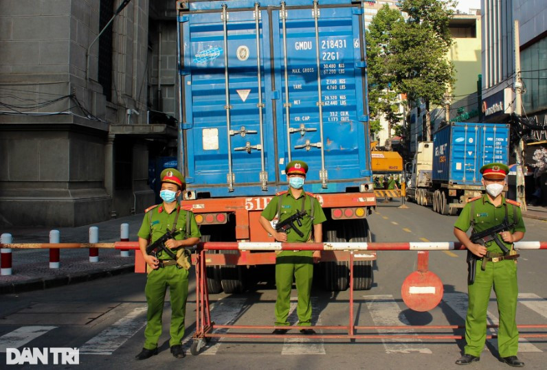 Về cơ bản, đoàn áp tải thường có một xe dẫn đường, một xe chở hàng đặc biệt và một xe hộ tống phía sau. Lực lượng cảnh sát tham gia, được phân chia bảo vệ các xe cùng những người liên quan một cách tuyệt đối an toàn. Trong ảnh, cán bộ chiến sĩ đang thực hiện công tác nhận hàng đặc biệt từ ga tàu để đưa lên ô tô, vận chuyển về địa chỉ được giao nhiệm vụ.