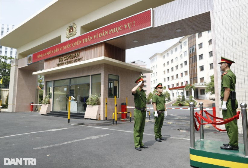 Trong quá trình làm nhiệm vụ, chiến sĩ phải luôn đứng nghiêm trang, giữ vững tinh thần tập trung quan sát để bảo vệ mục tiêu. Trung bình mỗi năm đơn vị đã tham gia tổ chức hơn 4.000 ca gác với hơn 70 nghìn lượt cán bộ chiến sĩ bảo vệ tuyệt đối an toàn các mục tiêu được giao phụ trách.