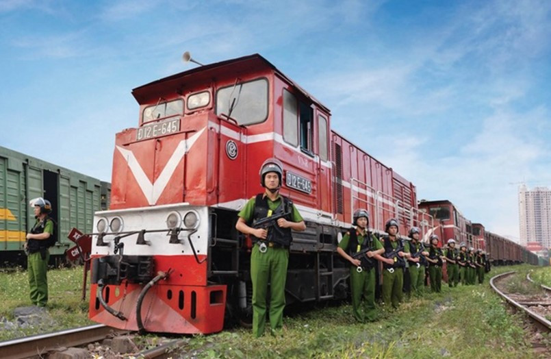 Do tính chất quan trọng, bảo mật và cũng lắm rủi ro trên đường vận chuyển nên các cán bộ chiến sĩ tham gia áp tải hàng đặc biệt phải được rèn luyện, đào tạo chuyên nghiệp, được trang bị công cụ, vũ khí hiện đại trong quá trình công tác (Ảnh: Bộ Tư lệnh CSCĐ).