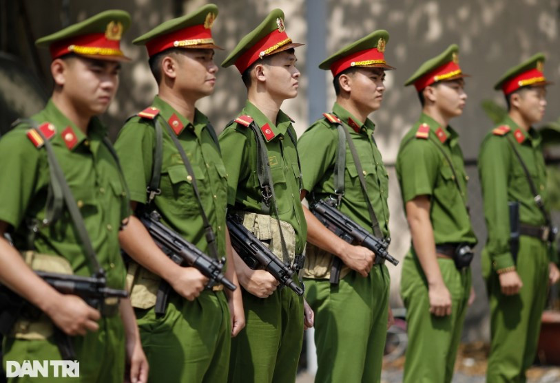 Tiểu đoàn sẽ được trang bị đầy đủ vũ khí, quân trang trước khi làm nhiệm vụ bảo vệ mục tiêu và bảo vệ hàng đặc biệt. Tại Trung đoàn Cảnh sát cơ động Đông Nam TPHCM, các chiến sĩ mới nhận nhiệm vụ sẽ có 20 ngày huấn luyện về bảo vệ mục tiêu. Lực lượng có nhiệm vụ đảm bảo an toàn tuyệt đối các mục tiêu mà trung đoàn giao cho đơn vị. Đảm bảo giáo dục tốt về tư tưởng chính trị cho chiến sĩ an tâm công tác. Bất chấp thời tiết nắng, mưa hay đêm lạnh, các chiến sĩ thay nhau thực hiện ca trực, thường ban ngày 4 tiếng, ban đêm 2 tiếng.