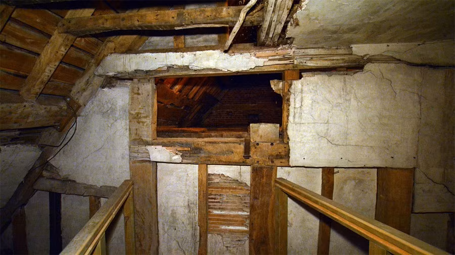 Trong thời gian ngôi nhà bị khám xét, linh mục trốn trong căn phòng bí mật sẽ không dám hành động bất cẩn vì sợ sẽ gây ra tiếng động khiến vị trí của bản thân bị lộ. Khi ấy, họ sẽ bị bắt giữ, thậm chí xử tử.