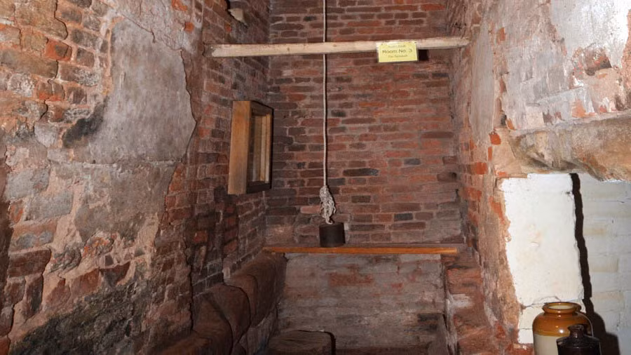 Thông thường, những căn phòng bí mật này có kích thước rất nhỏ đủ chỗ cho linh mục trốn trong đó. Nhờ vậy, binh lính và giới chức trách sẽ không phát hiện linh mục khi khám xét ngôi nhà hay nhà thờ.