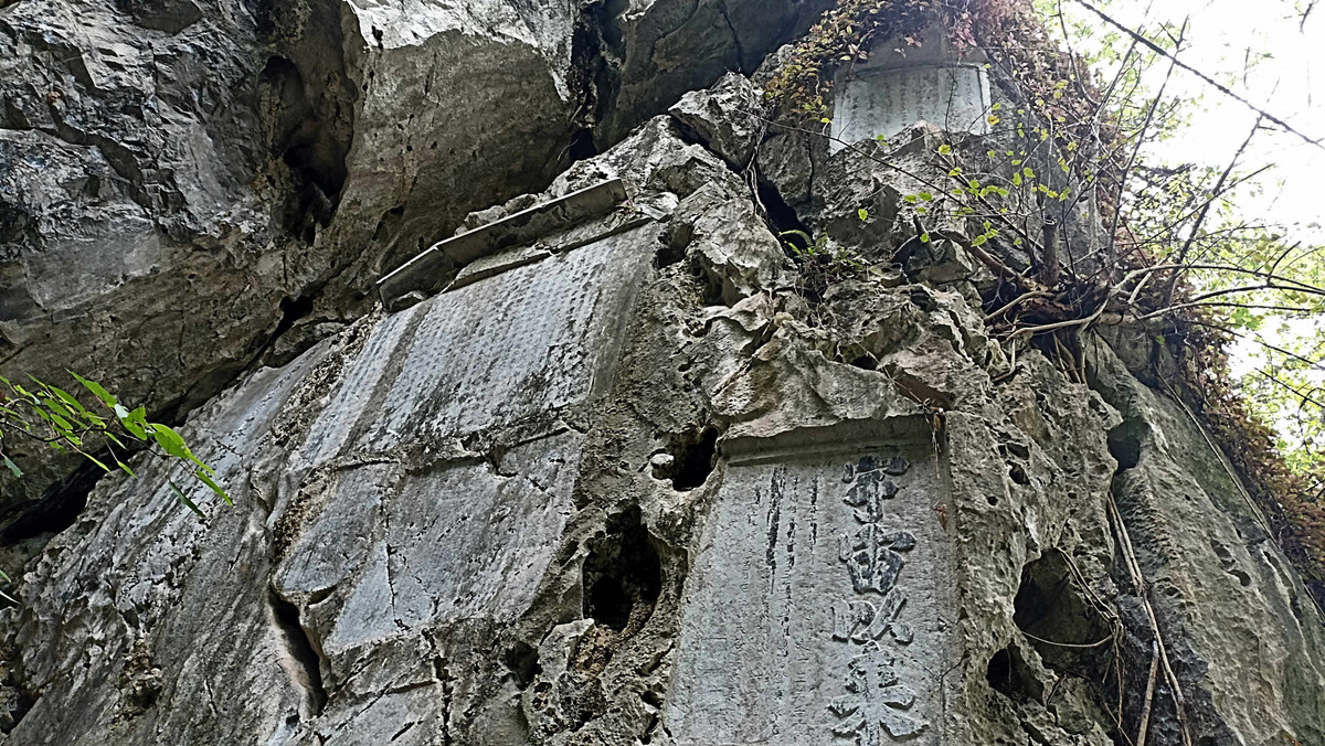 Các bài thơ được chạm khắc gần nhau.