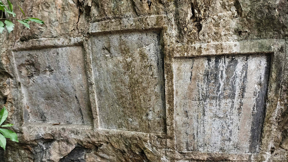 Các bài thơ được khắc vào đá đã tồn tại hàng trăm năm.