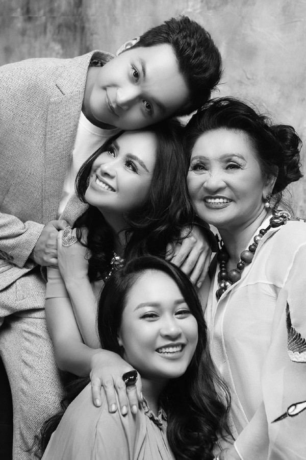 Hiện tại, NSƯT Thanh Hương luôn cảm thấy trẻ trung vui vẻ. Vì bà nhận được tình yêu thương từ con cháu. Bà tận hưởng cuộc sống thảnh thơi của tuổi già.