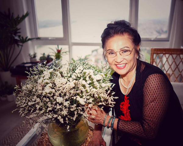 NSƯT Thanh Hương còn chăm đọc thơ trong tiếng đàn piano của con trai DJ Trí Minh.