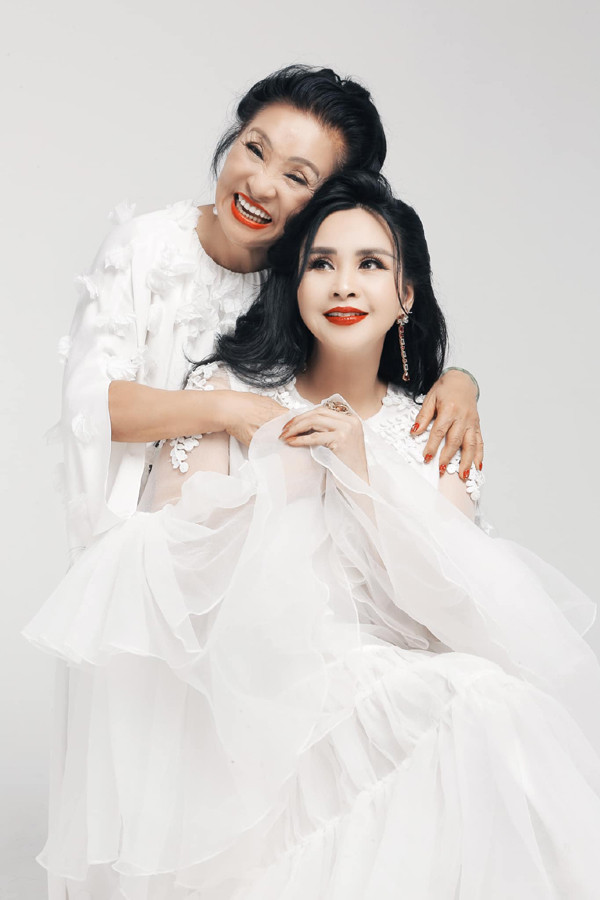 Trong một bài phỏng vấn trên tạp chí Đẹp cách đây ít năm, bà cũng nói về chuyện tình cảm của con gái. NSƯT Thanh Hương trải lòng: "Tôi chẳng bao giờ mắng con vì chuyện ấy cả. Tình yêu mà, nó phức tạp lắm, mấy ai được trọn vẹn đâu, chẳng ai nói khôn nói dại gì được cả. Thanh Lam, nó đã khôn ngoan trong nghệ thuật, hà cớ gì không đủ nhạy cảm trong tình yêu, chẳng qua đôi khi cái số nó thế, “bắt phong trần phải phong trần”, thì phải chịu thôi chứ sao! Thôi con mình thì mình thương, mình hiểu nó, và cũng hiểu, cha mẹ sinh con trời sinh tính, mỗi thời một quan niệm khác".