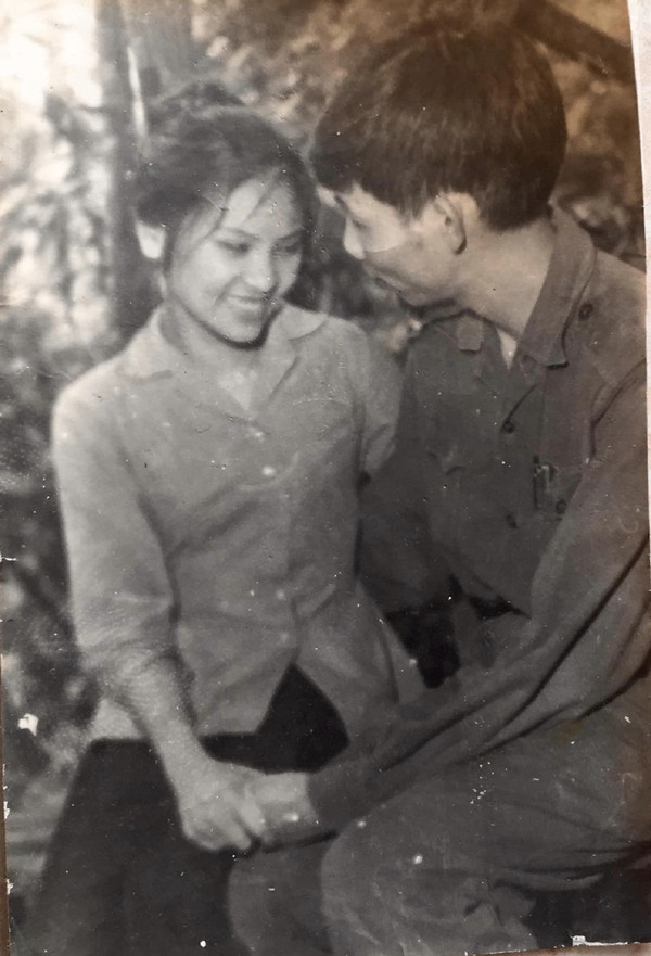 Dù được nhiều người theo đuổi nhưng nữ nghệ sĩ đàn tranh chỉ đem lòng yêu chàng nhạc sĩ Quảng Nam - Thuận Yến. Chính sự chân chất, thật thà cùng tài hoa vượt trội của nghệ sĩ Thuận Yến đã làm rung động trái tim người đẹp. Họ bên nhau, là tình đầu cũng là tình trăm năm của nhau. Mối ‘lương duyên trời định’ ấy khiến bao thế hệ mai sau ngưỡng mộ.