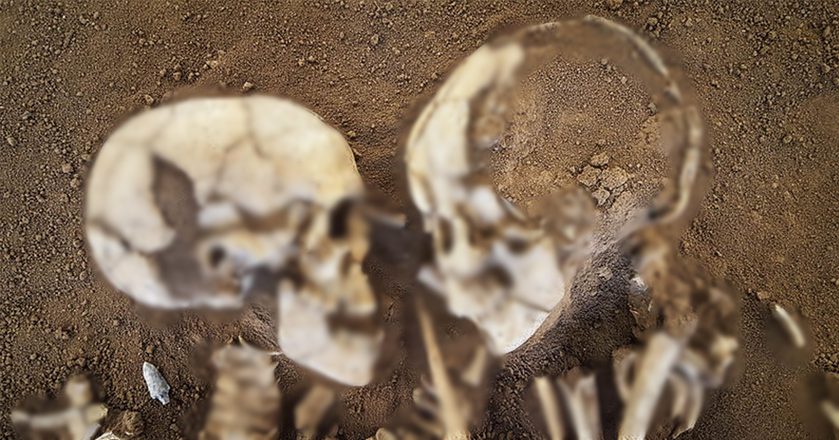 Thi hài người đàn ông và người phụ nữ nằm sóng đôi trong tư thế ôm nhau. Bên cạnh họ là những đồ tạo tác bằng vàng, bao gồm hàng chục mảnh vỡ của 3 chiếc vòng cổ. Những chiếc vòng cổ này chế tác tinh xảo, đẹp mắt.