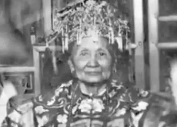 Đây là ảnh chụp mẹ đẻ Từ Hi Thái hậu trong lễ mừng thọ 70 tuổi. Do không kịp chúc mừng mẫu thân nên Từ Hi Thái hậu đã nhờ cận thần tặng cho đấng sinh thành rất nhiều bảo bối quý giá, bao gồm một bức thư pháp do chính tay Từ Hi Thái hậu viết.