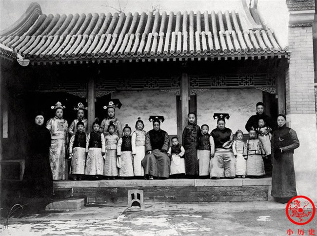 Bức ảnh chụp đại gia đình của Phổ Nghi gồm: bà, cha ruột, chú và các anh em tại Thuần Thân vương phủ năm 1914.