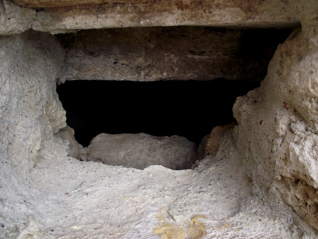 Theo nghiên cứu của nhóm chuyên gia do giáo sư Hardy Pfanz thuộc Đại học Duisburg-Essen, Đức, nồng độ khí CO2 tại "cổng địa ngục" cao bất thường. Nơi này nằm trên một mạch khí độc rò rỉ qua những kẽ hở của khe nứt Babadag trên vỏ Trái đất.