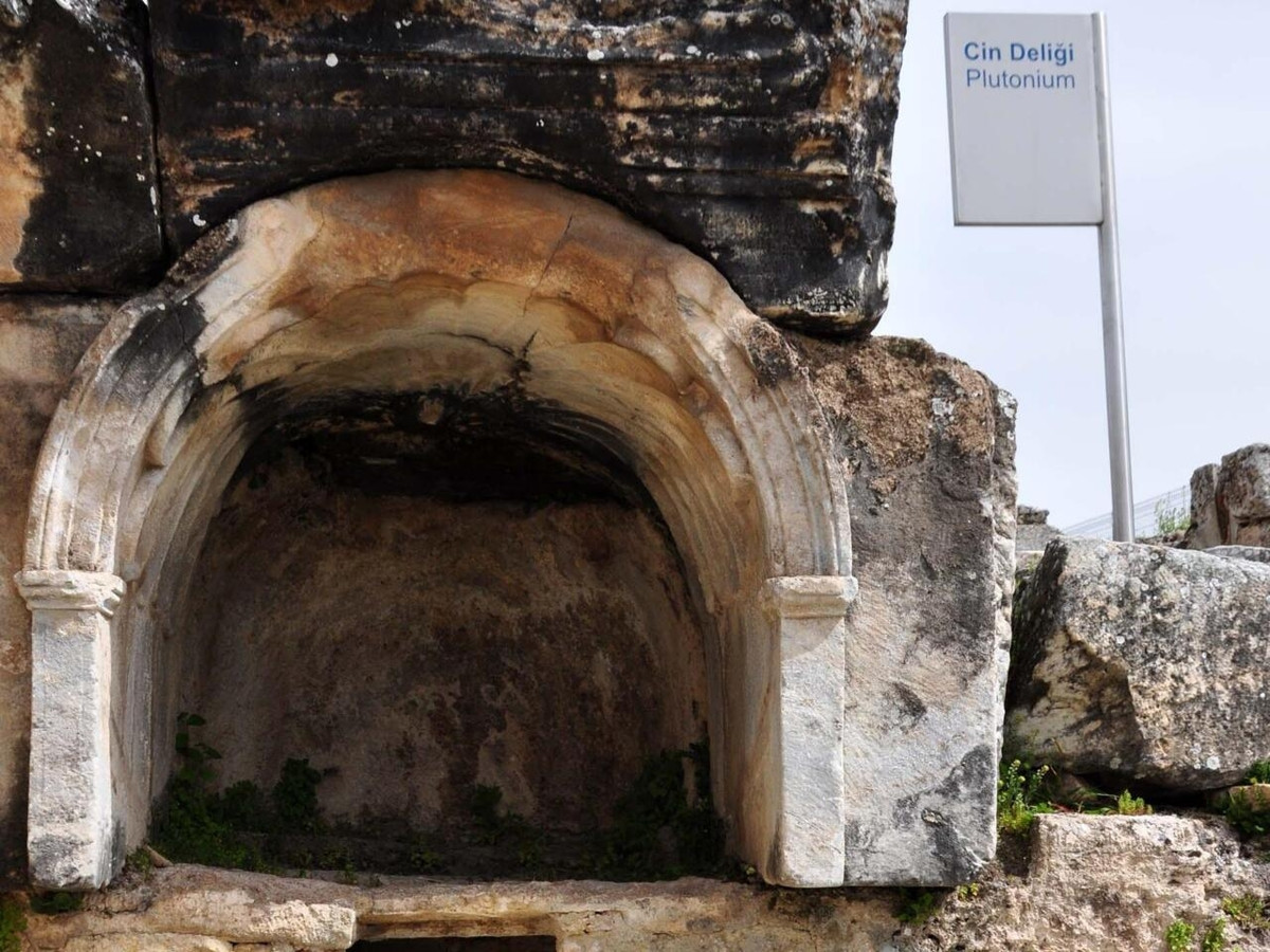 Vào thời cổ đại, các thầy tế đã "làm phép" trước sự chứng kiến của nhiều người cho thấy một số con vật khi ném vào trong con vật vào hang hang động "Plutonium" trong buổi tế lễ đều mất mạng.