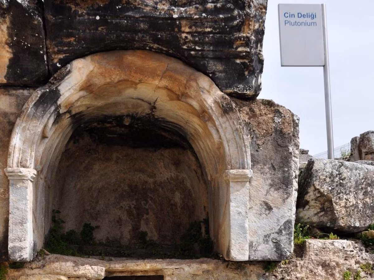 Vào thời cổ đại, các thầy tế đã "làm phép" trước sự chứng kiến của nhiều người cho thấy một số con vật khi ném vào trong con vật vào hang hang động "Plutonium" trong buổi tế lễ đều mất mạng.