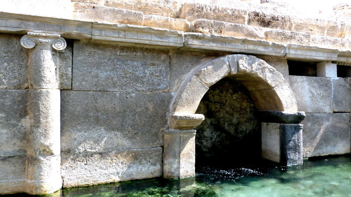 Việc các thầy tế có thể ra vào "cổng địa ngục" mà vẫn bình an được cho là do chiều cao. Khí CO2 nặng hơn O2 nên tầng khí chết chóc này nằm sát mặt đất.