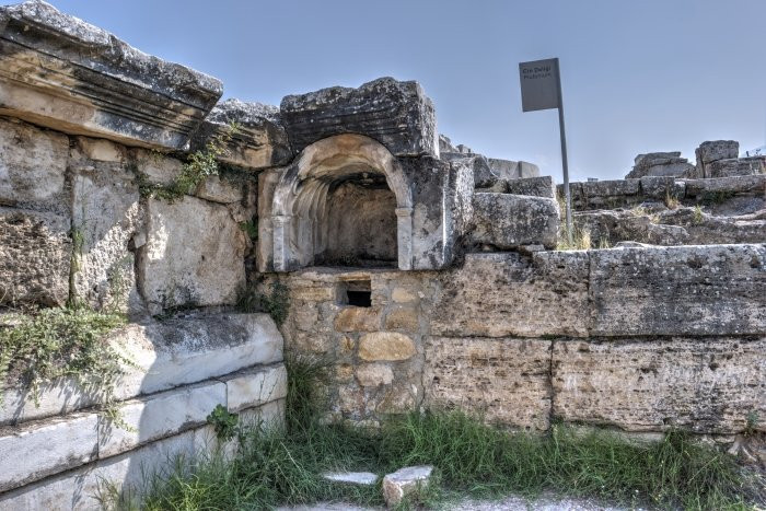 Pliny the Elder là nhà sử học nổi tiếng của La Mã cổ đại đã mô tả hiện tượng xảy ra tại "cổng địa ngục" ở Hierapolis là công việc của Charon - người lái đò đưa các linh hồn vượt sông Acheron xuống địa ngục như những điều được nhắc đến trong thần thoại Hy Lạp.