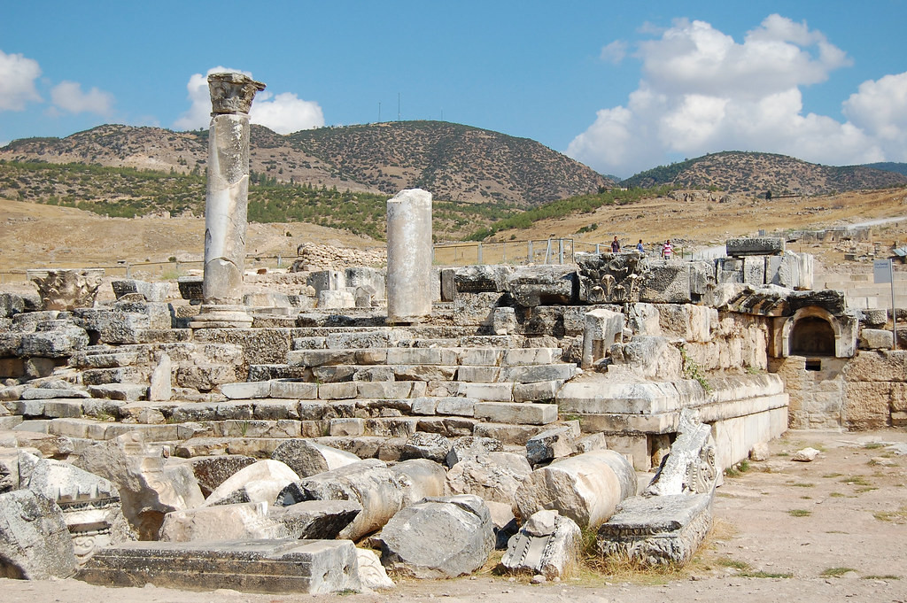 Nếu nồng độ phần trăm khí CO2 cao hơn nữa thì khiến nạn nhân ngạt thở do thiếu oxy. Do vậy, những con vật bị ném vào "cổng địa ngục" ở Hierapolis đều không có cơ hội sống sót. Khi nghiên cứu "cổng địa ngục" ở Hierapolis, nhóm nghiên cứu đã tìm thấy xác của một số côn trùng, chim chóc và một số loài động vật có vú. Tất cả đều chết vì hít phải khí CO2.