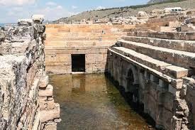 Cụ thể, "cổng địa ngục" ở Hierapolis thực chất là một hang động bằng đá, được gọi là "Plutonium". Tên gọi này được đặt theo tên của Pluto - vị thần cai quản địa ngục trong thần thoại Hy Lạp. Trong nhiều thế kỷ, dân gian lưu truyền các lời đồn rằng, bên trong hang có "hơi thở chết chóc" vô hình. Bất cứ sinh vật ở trong phạm vi của "cổng địa ngục" đều sẽ chết.