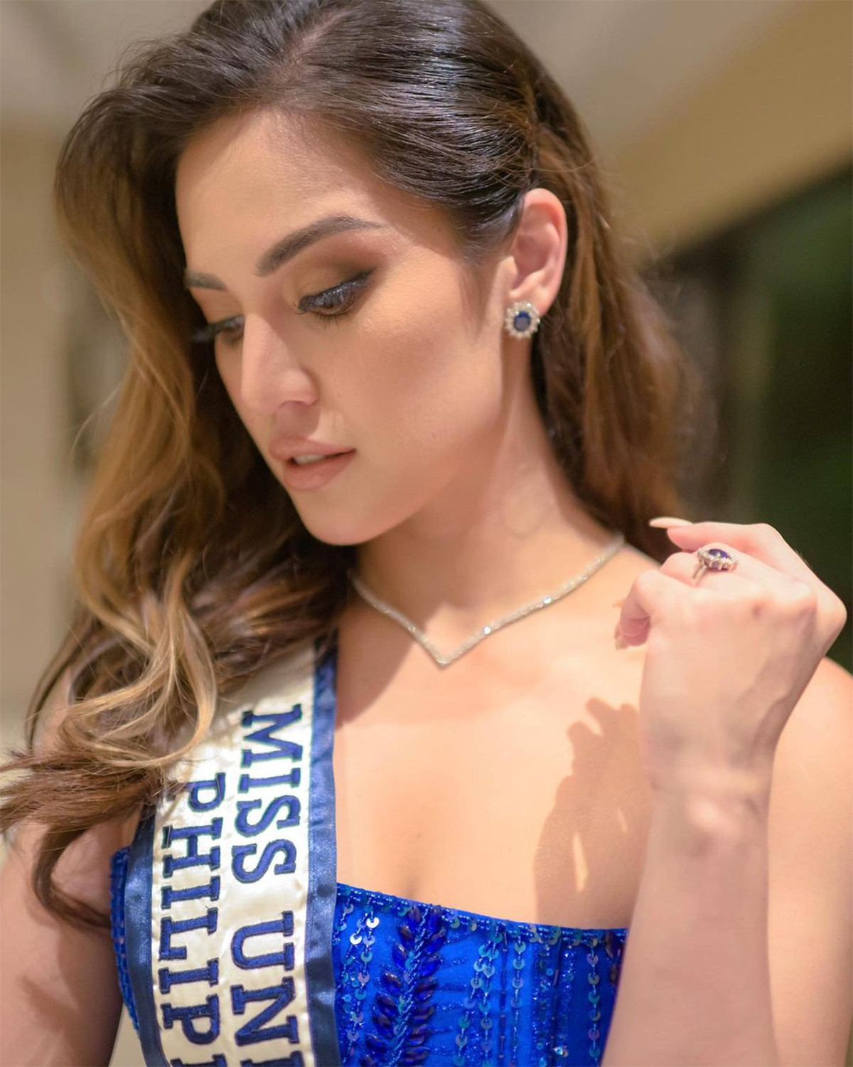 Bên cạnh sự nghiệp bóng chuyền, Michele còn tham gia một số cuộc thi sắc đẹp nhờ chiều cao 1,77 m, gương khả ái và thân hình quyến rũ. Năm 2018 nữ tuyển thủ Philippines giành danh hiệu Hoa khôi của cuộc thi Binibining Pilipinas Globe. Cùng năm, cô tham dự cuộc thi Hoa hậu toàn cầu và lọt top 15.