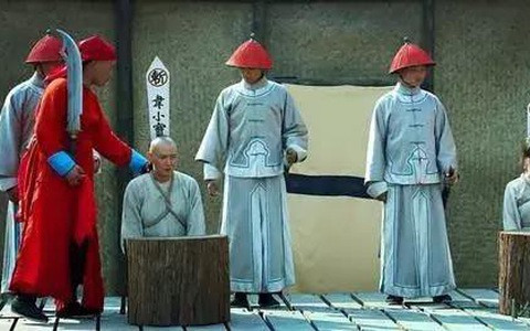 Một giai thoại kể rằng, trong bữa cơm cuối cùng của tử tù nhất định phải có một miếng thịt sống. Người quá cố khi đi qua cầu Nại Hà sẽ dùng miếng thịt này "đút lót" để Mạnh Bà nuôi chó. Nhờ vậy, linh hồn người chết có thể thuận lợi tiến vào luân hồi, đàu thai chuyển kiếp.