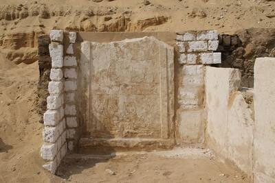 Ngôi mộ thứ hai thuộc về Yuyu - thợ kim hoàn từng làm việc cho ngân khố hoàng gia. Trong mộ cũng phát hiện một bức phù điêu mô tả thân phận của chủ nhân ngôi mộ cũng như việc ông được tổ chức tang lễ rất lớn.