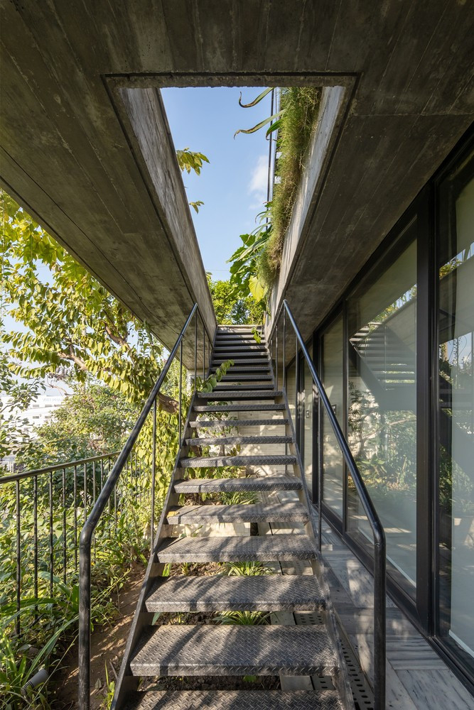 Để tăng cường độ hút gió cho các không gian, KTS đề xuất tạo ra các lỗ ngang và dọc cho tất cả các tầng sử dụng. Mặt khác, phải giảm thiểu sự xâm lấn trực tiếp của tia UV vào bề mặt kính, do đó sẽ đề xuất tạo ra các màng mỏng của cây rủ và cây đứng để giảm phần lớn ánh sáng trực tiếp này.