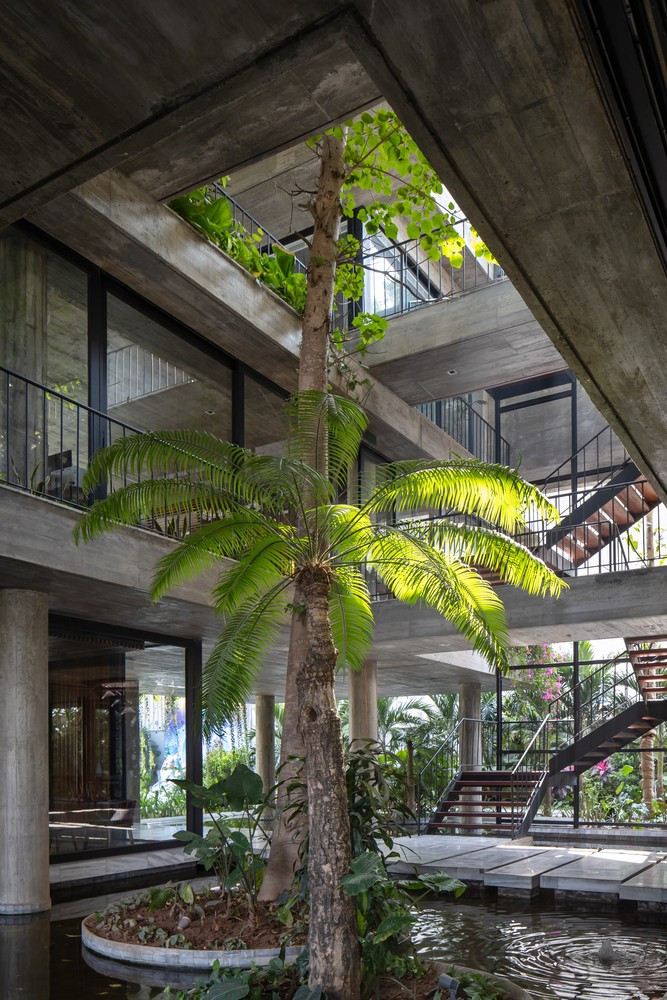 Đặc điểm mặt nước và khoảng trống thông tầng của tầng 1 tạo điều kiện cho luồng gió mang nhiều hơi nước làm mát toàn bộ bề mặt các tầng phía trên thông qua các ô thông tầng.