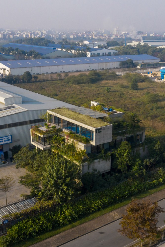 Do công trình nằm trong khu công nghiệp của tỉnh Bắc Ninh, với chức năng là văn phòng điều hành của nhà máy rộng 5ha, chất lượng không khí có nguy cơ ảnh hưởng trực tiếp đến sức khỏe của người lao động. Mặt khác, nhà xưởng có nhiều bề mặt bê tông tỏa nhiệt, nên nhóm kiến trúc sư (KTS) của ARO Studio đã đề xuất hướng tòa nhà về hướng Đông Nam, hướng có điều kiện đón gió tốt nhất cho địa phương.