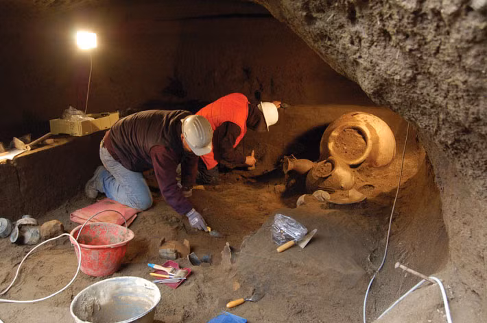 Sphyrelaton có kích thước tương đương người thật. Nó được chôn cất cùng người quá cố trong mộ cổ và đóng vai trò giống như một chiến binh làm nhiệm vụ bảo vệ chủ nhân ngôi mộ.