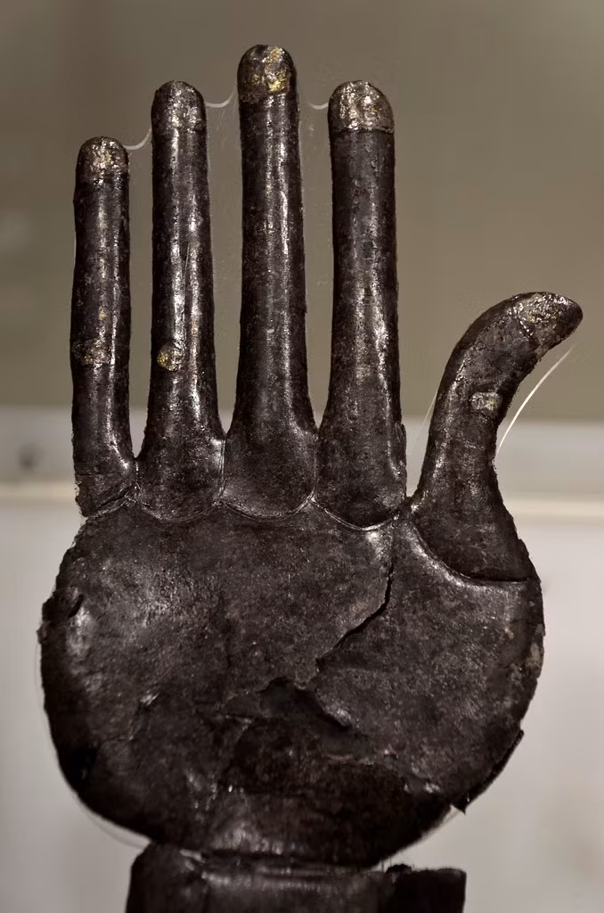 Sau một thời gian nghiên cứu, các chuyên gia cho rằng, 2 bàn tay bằng bạc đặc biệt trên là một phần của sphyrelaton - hình nộm tang lễ thường được người Etruscan đặt trong ngôi mộ để bảo vệ linh hồn của người quá cố.