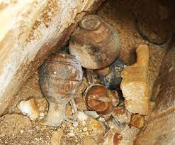 Bên trong mộ cổ khai quật tại Vulci có chứa hài cốt của một phụ nữ. Các nhà nghiên cứu suy đoán bà có thể là một nữ quý tộc do được tùy táng cùng với nhiều hiện vật giá trị. Sphyrelaton được chôn cùng bà có thể được chế tác mang hình hài của một phụ nữ.