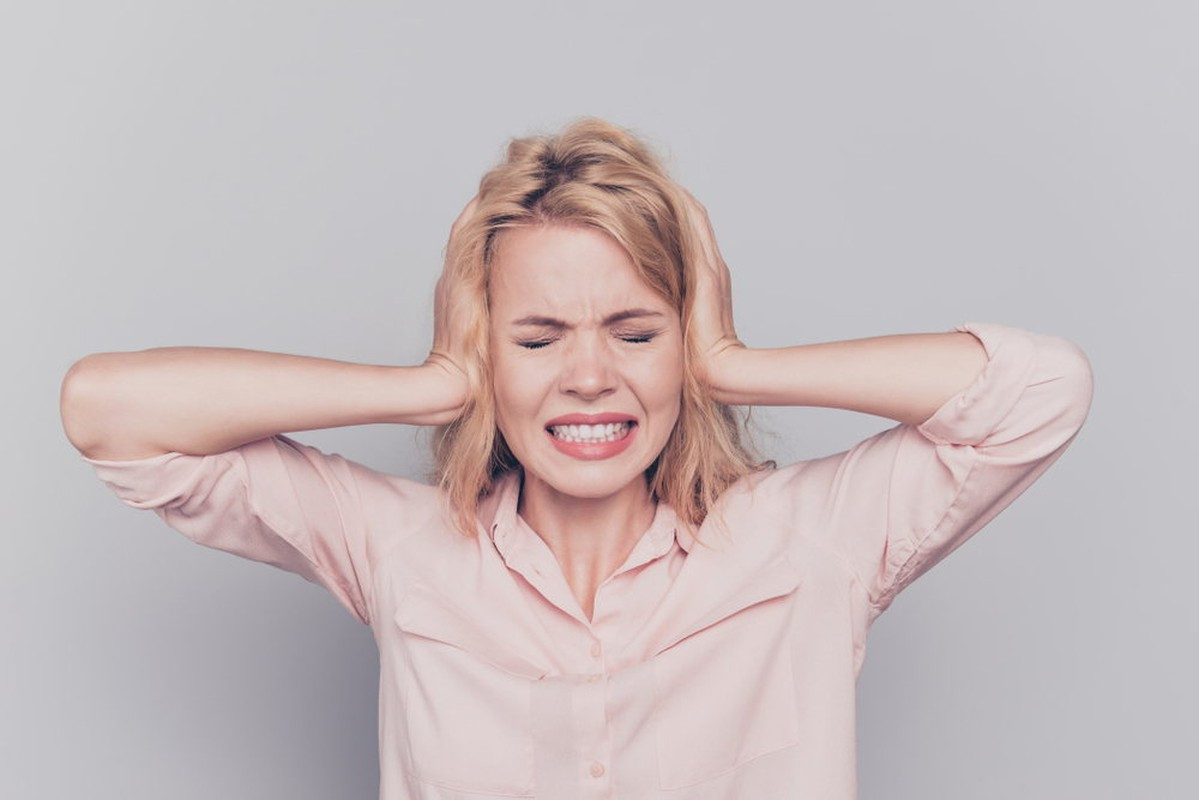 Theo lời kể của các nhân chứng, âm thanh "The Hum" chỉ được nghe thấy trong nhà và vào ban đêm rõ hơn ban ngày. Âm thanh này cũng được nhiều người nghe thấy hơn ở môi trường nông thôn hoặc ngoại ô.