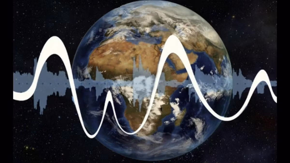Tại một số địa điểm như Taos (New Mexico, Mỹ), Bristol (Vương quốc Anh), Largs (Scotland)..., một số người dân báo cáo nghe thấy âm thanh bí ẩn nghe rất rõ vào buổi tối. Tuy nhiên, chỉ 2% dân số thế giới nghe thấy âm thanh "The Hum" kỳ bí.